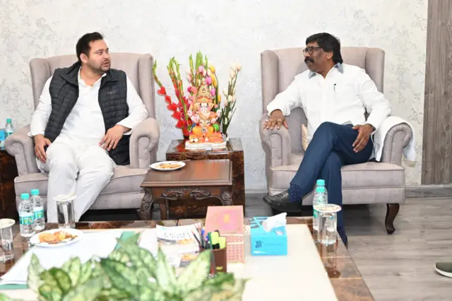 तेजस्वी यादव ने झारखंड के मुख्यमंत्री हेमंत सोरेन से मुलाकात की.