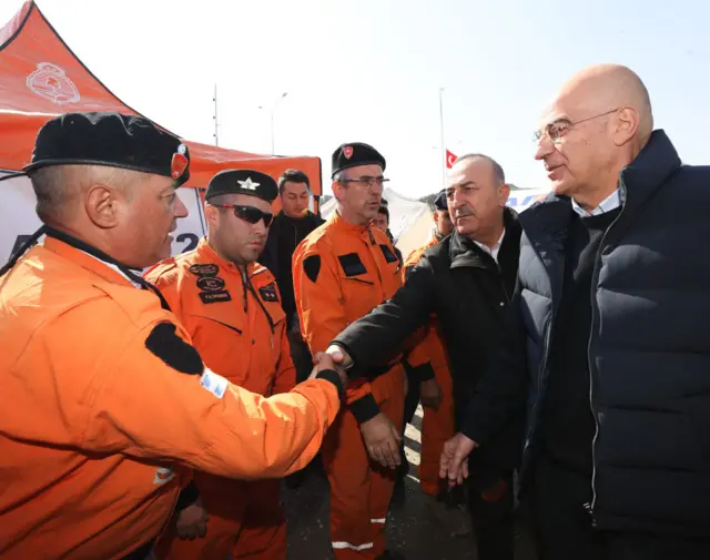 Dendias ve Çavuşoğlu Yunan arama kurtarma ekiplerini ziyaret etti