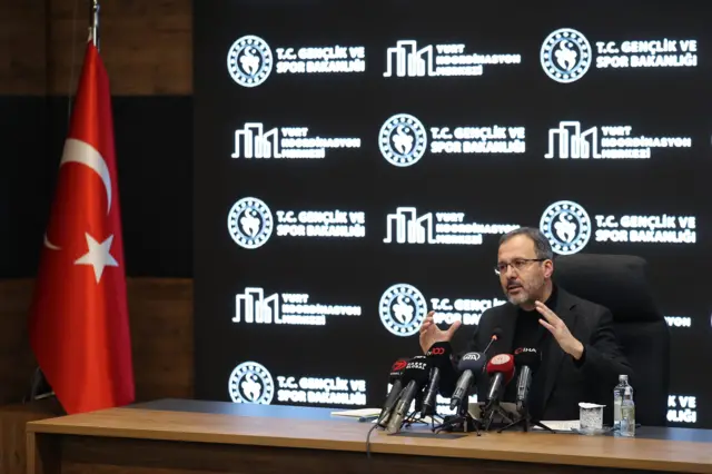 Bakan Kasapoğlu yurtlarda kalan üniversite öğrencilerinin mağdur edilmeyeceği sözünü verdi