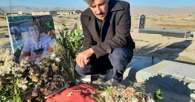 حسن باقرینیا در توییترش انتقادهای صریح میکند. این تصویر او بر مزار ابوالفضل آدینهزاده از نوجوانان کشته شده در اعتراضهای اخیر ایران است