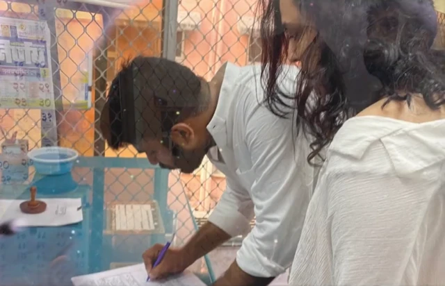 शादी के कागजों पर हस्ताक्षर करते हुए स्वरा भास्कर और फ़हद अहमद