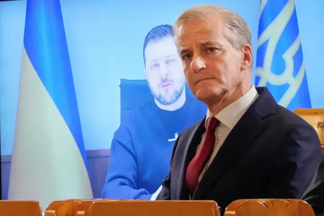 Премьер-министр Норвегии Йонас Гар Стёре слушает обращение Владимира Зеленского