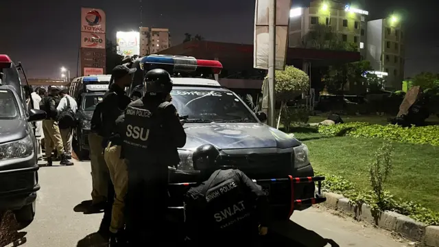 عناصر الشرطة يتخذون مواقعهم بعد تعرض مبنى للشرطة لهجوم مسلحين في كراتشي، باكستان، 17 فبراير/شباط 2023