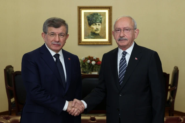 Davutoğlu'ndan, Kılıçdaroğlu'na baş sağlığı ziyareti