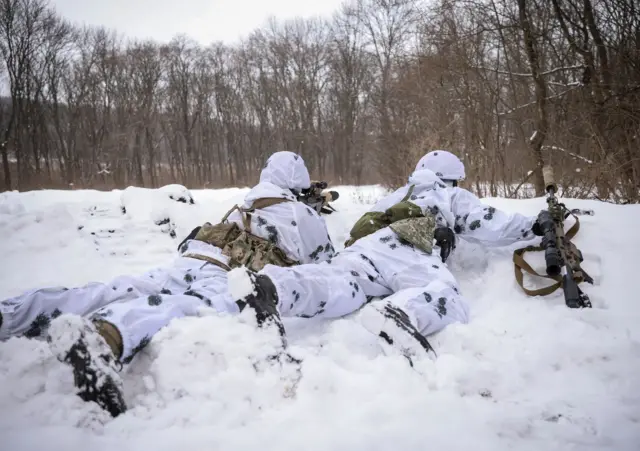 Украинские военные около Бахмута