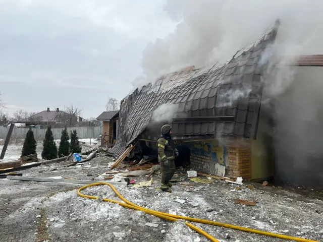 Пострадавшее от обстрела здание в Харьковской области