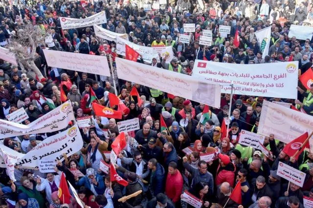 تظاهرات الاتحاد التونسي للشغل احتجاجا على ارتفاع تكاليف المعيشة