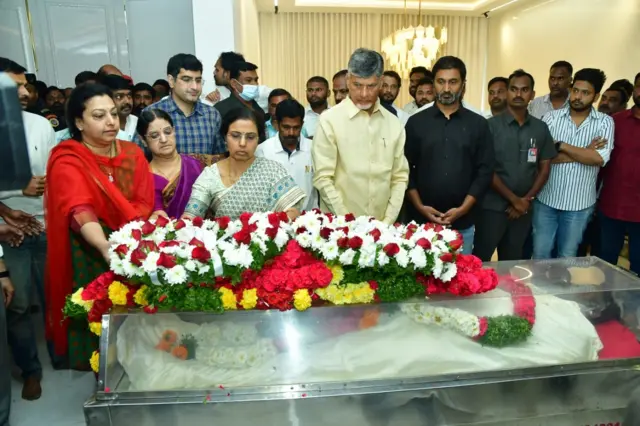 తారక రత్నకు చంద్రబాబు నివాళులు