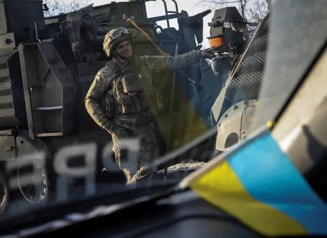 Украинский военный около Бахмута