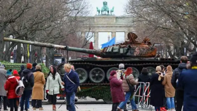 Подбитый советский танк в Берлине