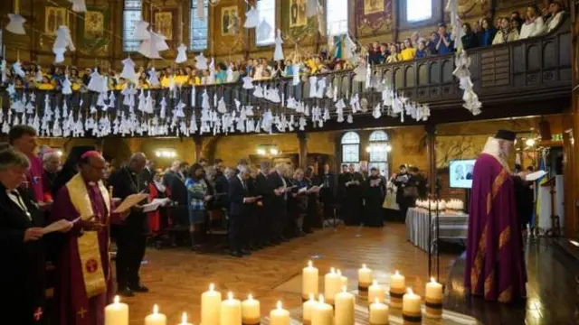 461 бумажный ангел в соборе Украинской греко-католической церкви в Лондоне
