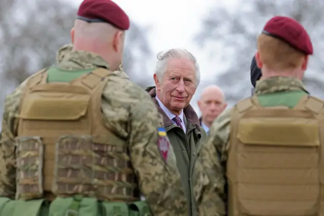 Король Великобритании Карл III встретился с украинскими новобранцами, проходящими обучение в Великобритании
