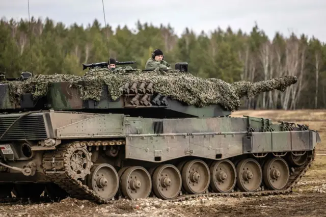 Польские и украинские солдаты на танке Leopard 2 A4 во время учений на военной базе Свентошув в Свентошуве, западная Польша, 13 февраля 2023 года.