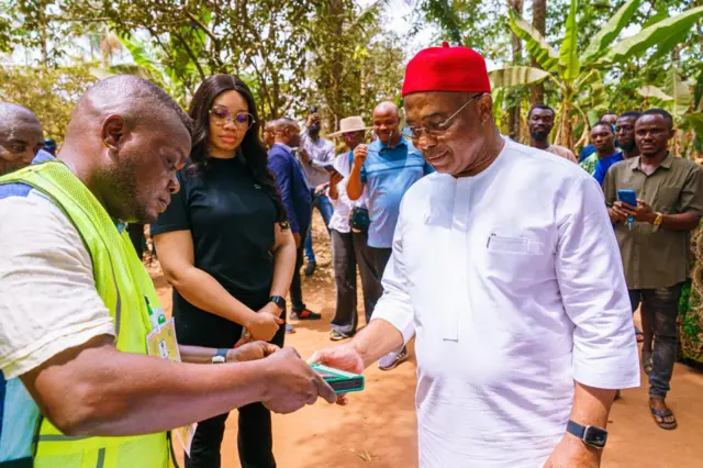 Gọvanọ Hope Uzodinma na nwunye ya atụọla vootu nke ha