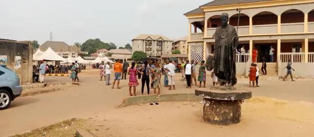 Ndị mmadụ na-enye ndị ọrụ Inec na Nike, Enugwu Steeti