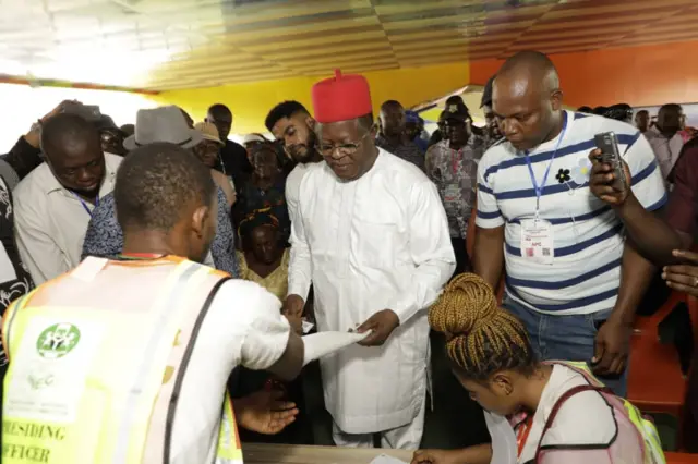Umahi na-achọ ịtụ vootu ya