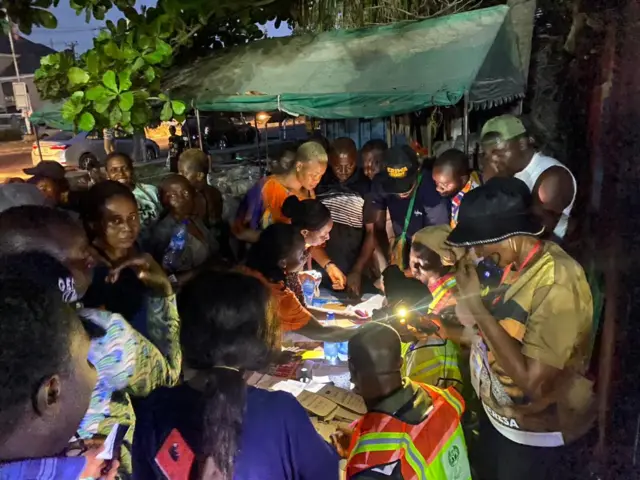 Pipo dey queue to vote for Amuwo Odofin polling unit