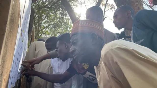 Voters for Ajiya 2 polling unit Yola dey check dia names on INEC voters list