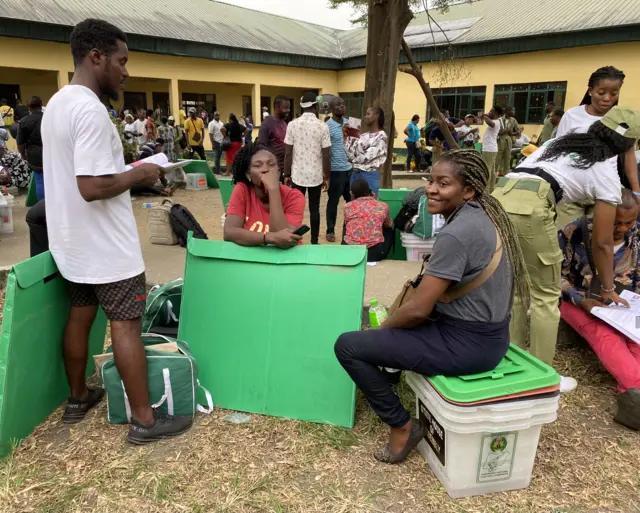 Election officials dey move materials