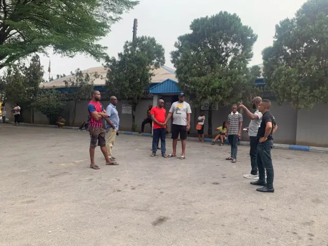 INEC staff neva show face for polling units as voters dey wait
