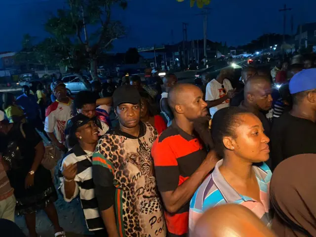 Pipo dey queue to vote for Amuwo Odofin polling unit