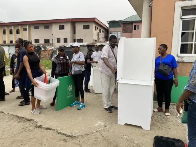 Election officials dey set up