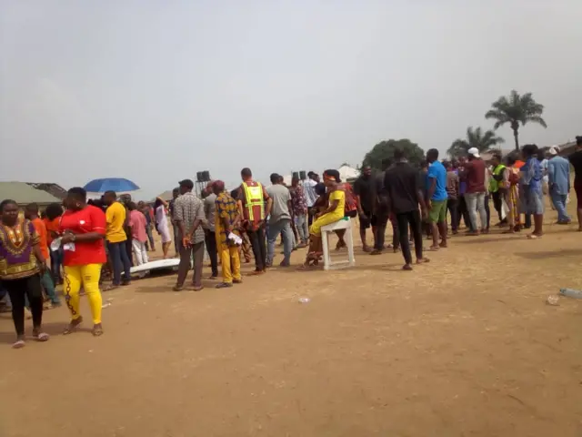 Ndị na-eche ka ha tụọ vootu n'akụkụ World Bank Housing Estate, Umuahia