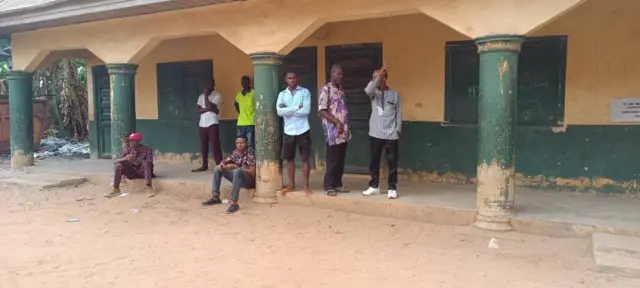 Ndị na-eche ka ha tụọ vootu n'Umudim, Nnewi dịka ndị ọrụ Inec abịabeghi