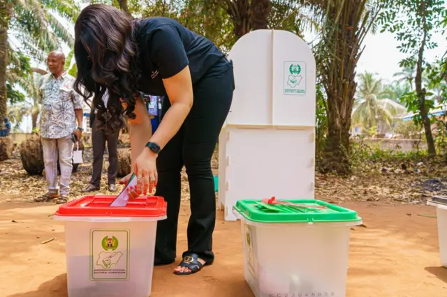 Gọvanọ Hope Uzodinma na nwunye ya atụọla vootu nke ha