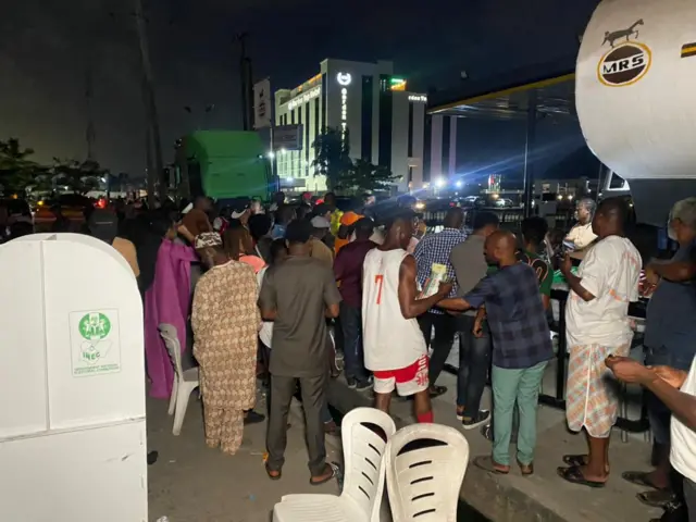 Pipo dey queue to vote for Amuwo Odofin polling unit