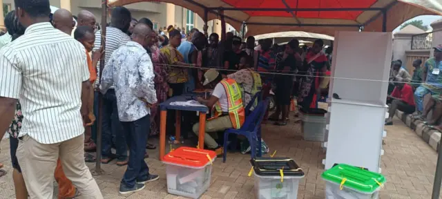 Igwe ndị mmadụ awụpụtala n'akụkụ Nnewi ịtụ vootu