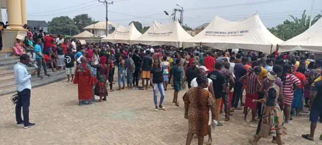 Igwe ndị mmadụ awụpụtala n'akụkụ Nnewi ịtụ vootu