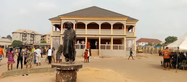 Ndị mmadụ na-enye ndị ọrụ Inec na Nike, Enugwu Steeti