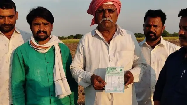 किसान राजेंद्र को मिला दो रुपये का चेक