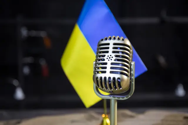 микрофон и украинский флаг