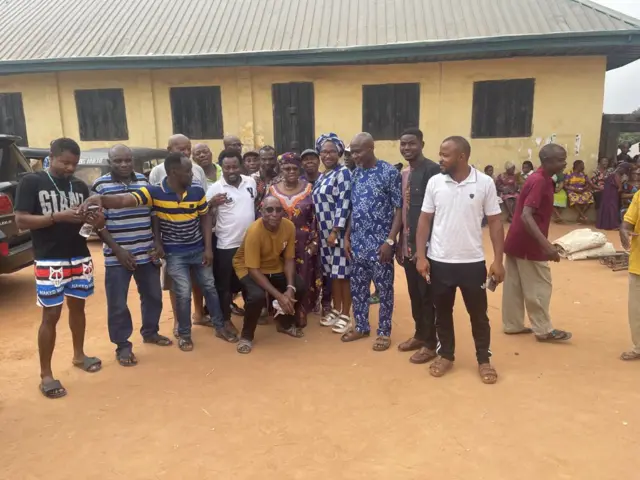 WTO DG take fotos wit some of di electorate for her polling unit