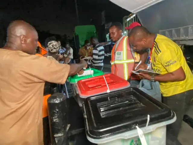 Pipo dey queue to vote for Amuwo Odofin polling unit