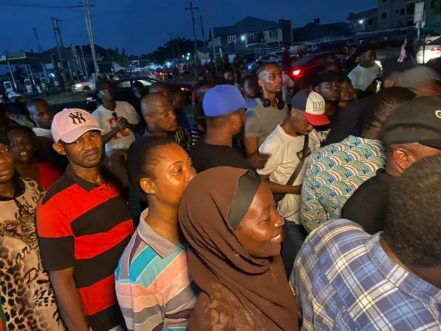 Pipo dey queue to vote for Amuwo Odofin polling unit