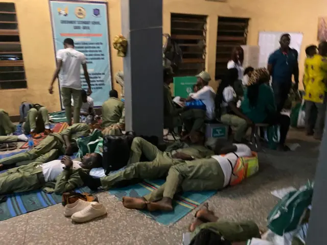 Inec Ad-Hoc staff dey sleep for ground for dia centre afta di day job