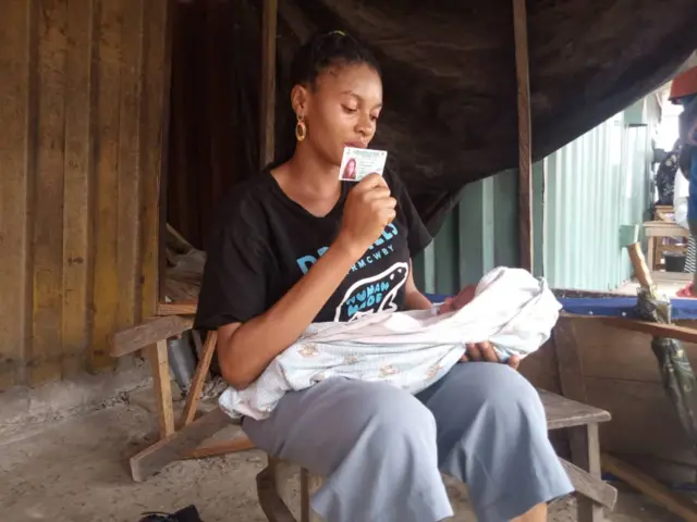 Dis woman come vote wit her 2 weeks old baby