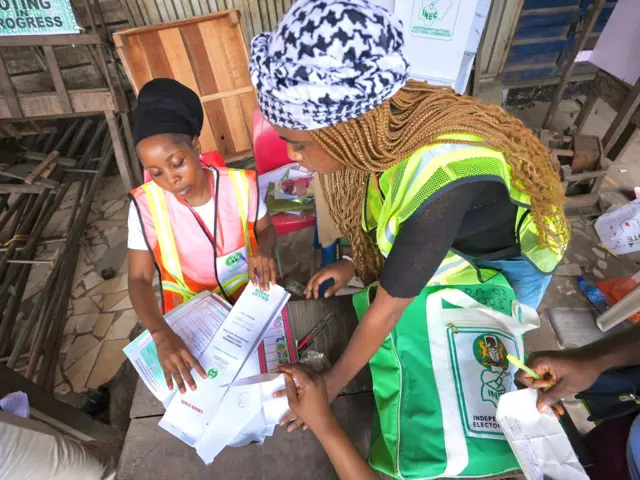 Inec official dey sort ballot papers
