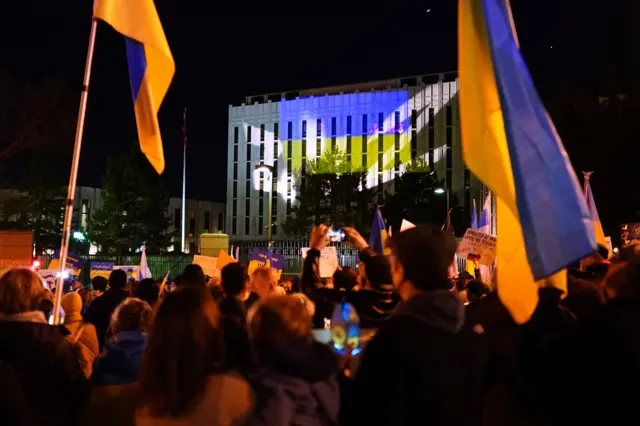 Акция солидарности с Украиной у российского посольства в Вашингтоне