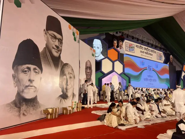 कांग्रेस के मंच पर मौलाना आजाद