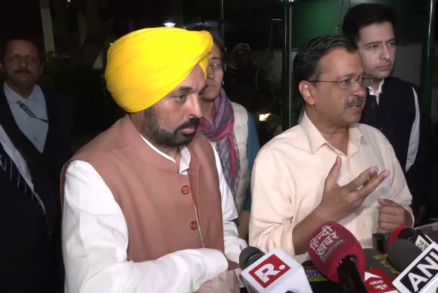सिसोदिया के घर के बाहर पत्रकारों से बात करते केजरीवाल और भगवंत मान