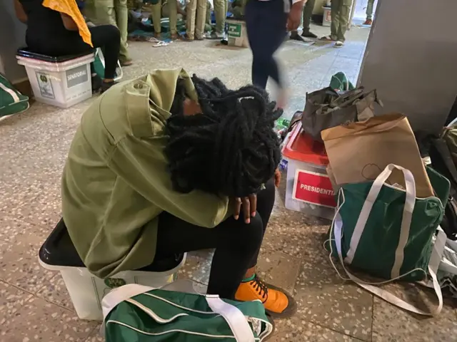 Inec Ad-Hoc staff dey rest her head