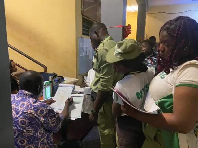 Inec Ad-Hoc staff dey queue dey return data