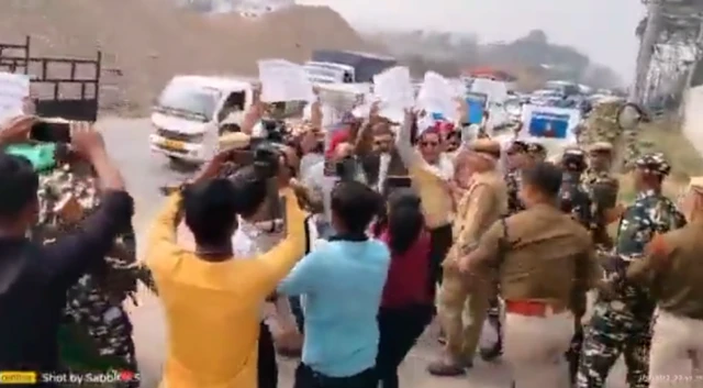 असम में प्रदर्शन. असम आप पार्टी ने ट्वीट कर मनीष सिसोदिया पर फर्जी केस में गिरफ्तार करने का आरोप लगाया है.