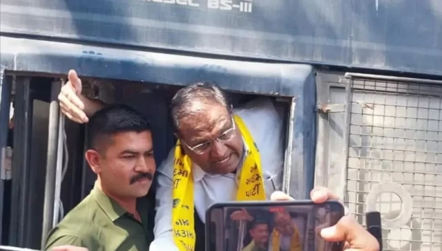 गुजरात के राजकोट में आप कार्यकर्ताओं का बीजेपी मुख्यालय के बाहर विरोध प्रदर्शन. आप पार्टी का कहना है कि पुलिस ने उनके कार्यकर्ताओं को हिरासत में लिया है.