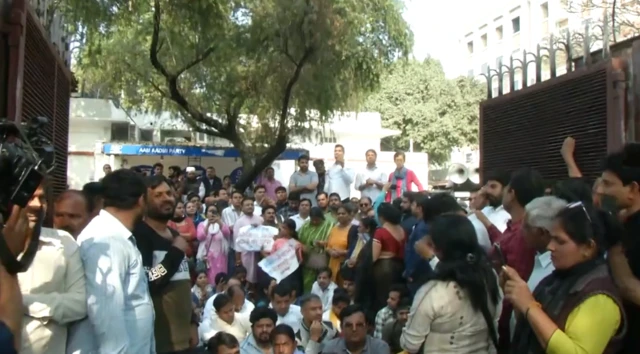 दिल्ली में आप कार्यकर्ताओं का विरोध प्रदर्शन.