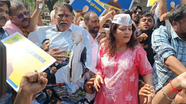 मुंबई में आप कार्यकर्ताओं का प्रदर्शन